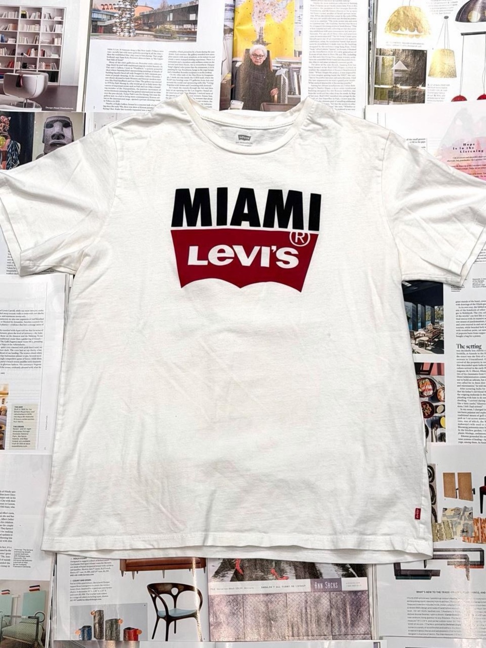 LEVI’S white graphic tee size L